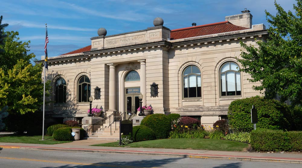 An image of City Hall, a former Carnegie Library building, in summer